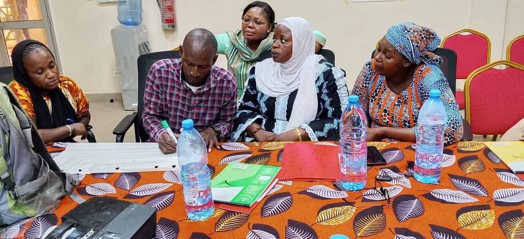 Échanges entre ASC pendant les travaux de groupe à Koulikoro, août 2026.